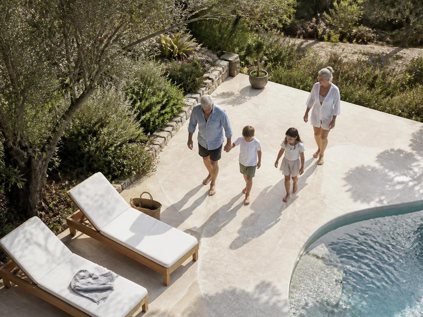 découvrez comment choisir un antidérapant pour piscine afin d'assurer la sécurité autour de votre bassin et prévenir les risques de glissade.